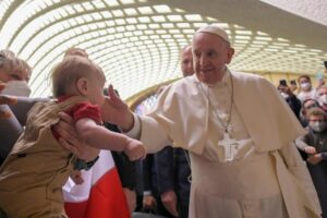 Papa Francesco accarezza bimbo 16-03-22