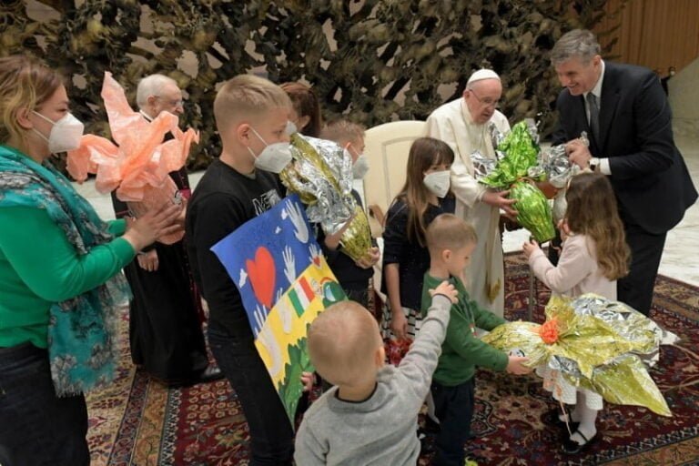 bambini ucraini prendono doni dal Santo Padre Francesco