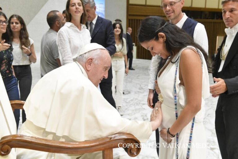 Papa Francesco benedice una gravidanza