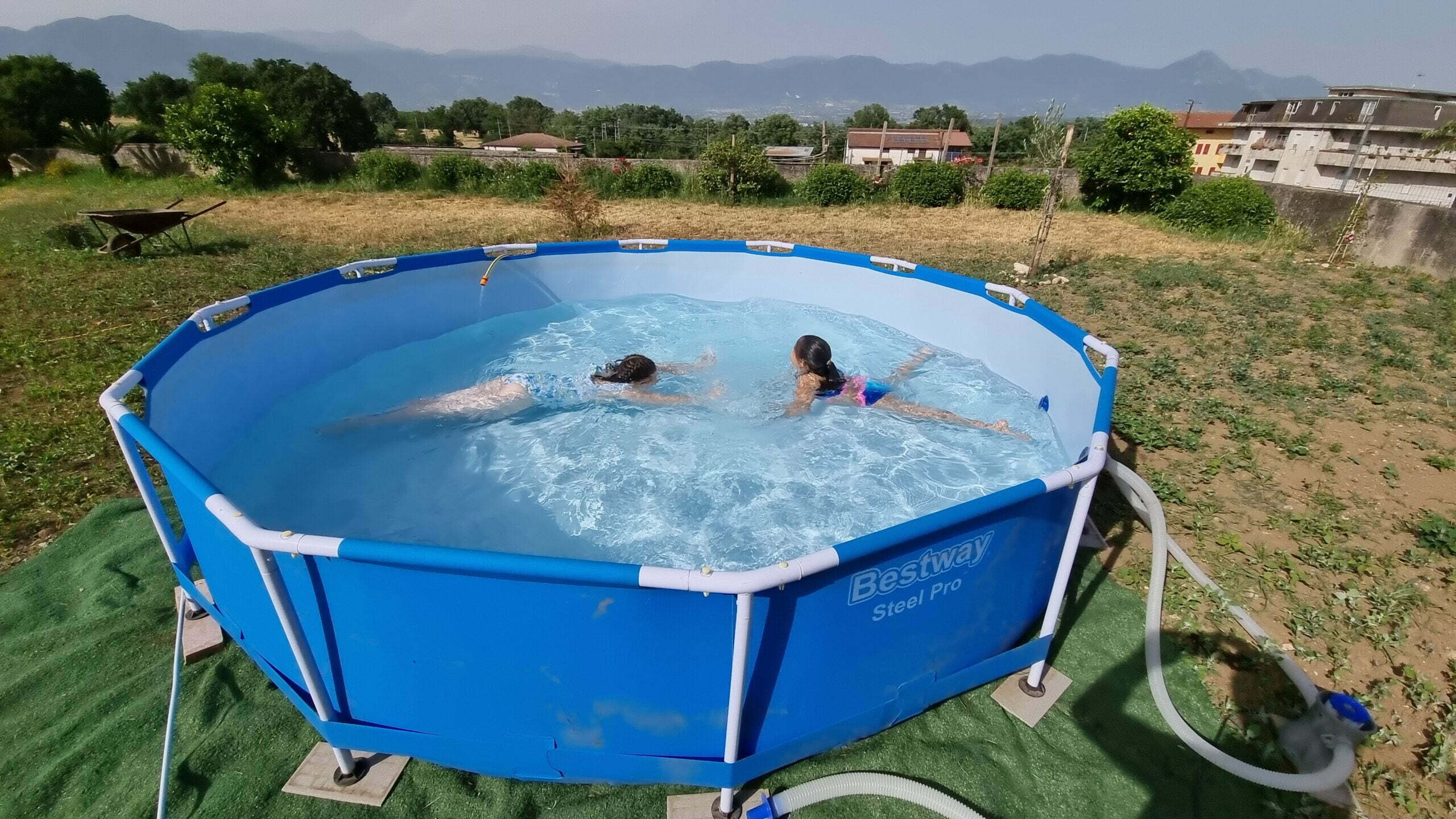 Francesca e Roberta in piscina