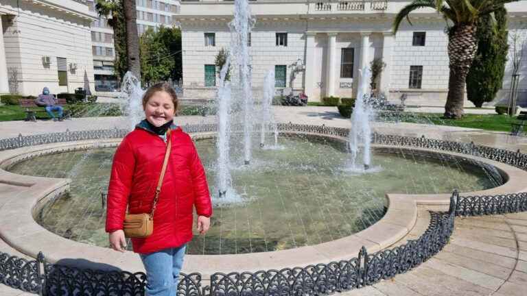 Francesca alla fontana della Villa Comunale di Foggia