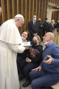 Papa Francesco sfoglia il libro di Eugenio Ruberto - 14 anni sulla terra, l'eternità in paradiso