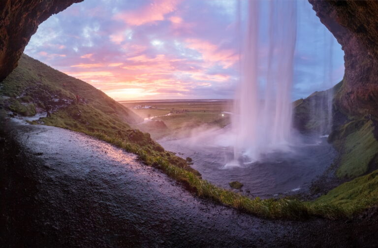 cascata d'acqua con tramonto