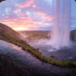 cascata d'acqua con tramonto